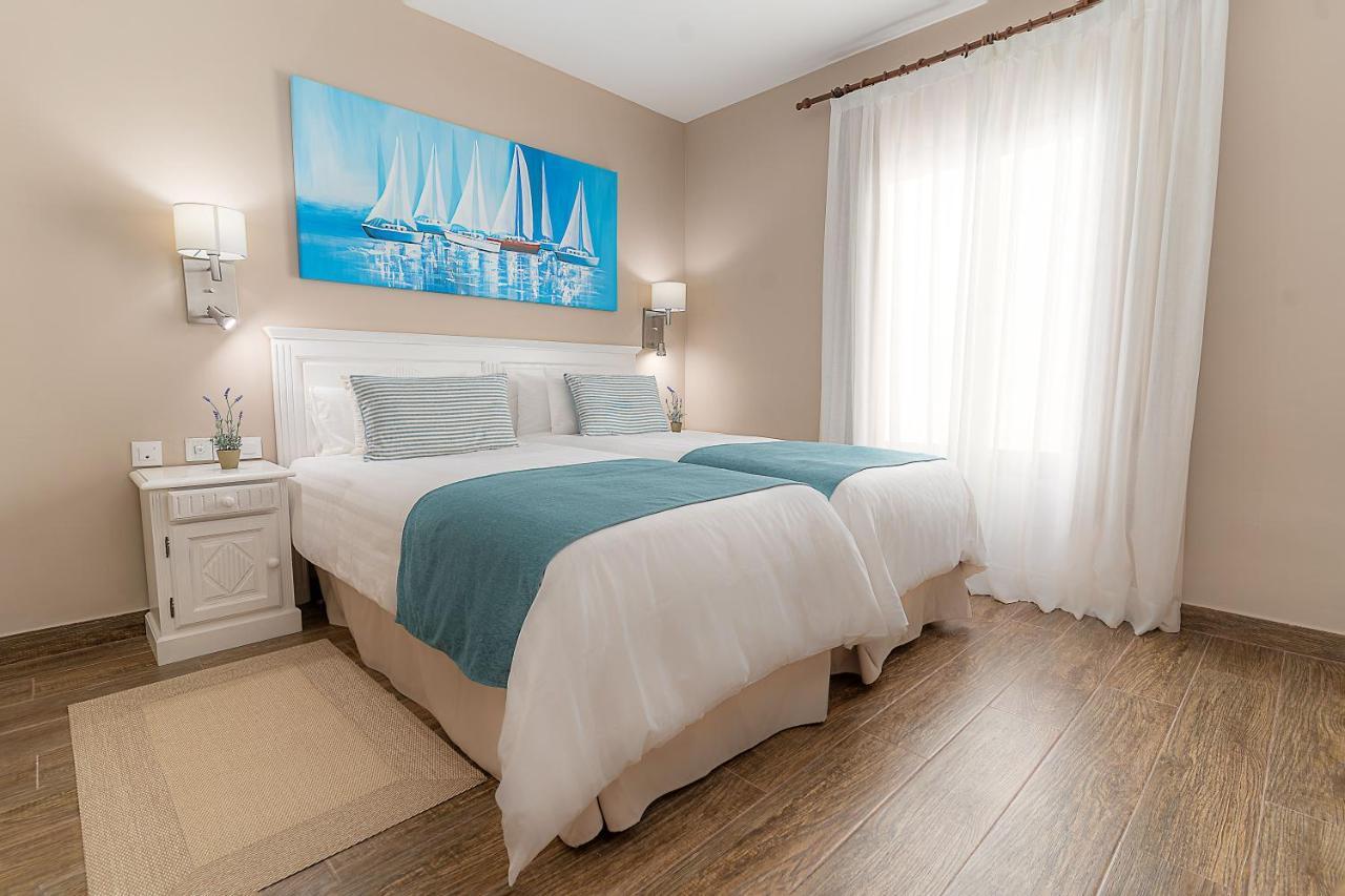 Quarto com Cama de Casal ou 2 de Solteiro com Vista da Piscina
